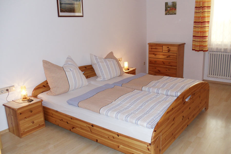 Ferienwohnung Ambach am Starnberger See - Schlafzimmer mit Doppelbett