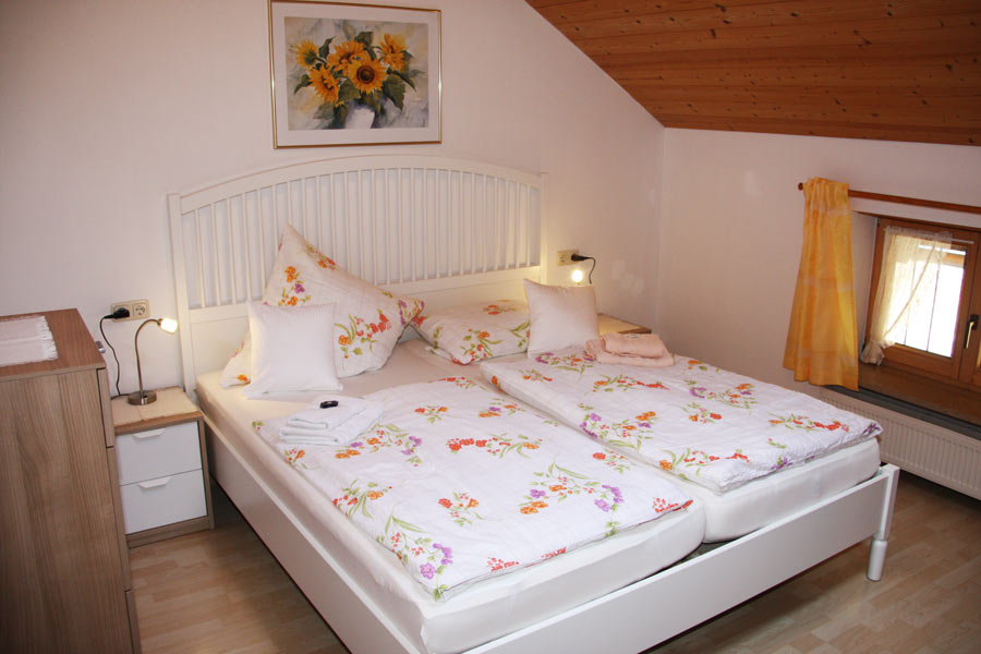 Ferienwohnung Tutzing am Sarnberger See - Schlafzimmer mit Doppelbett